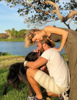 Dani Gondim Instagram - Bom dia luz do dia ! Meu marido, parceirão de vida, todo dia é dia de celebrar sua existência. 
Um furacão de ideias e sonhos, você exala energia. 
Você faz meu mundo ter mais irreverência, ousadias e liberdades. 
“Meu marido faz o que quer” e é exatamente isso que torna cada atitude dele tão significativa.. sempre é verdade. 
É lindo te ver consolidar seus projetos e apresentá-los ao mundo(que sorte do mundo)..
Sua honestidade e comprometimento com os seus é inspiradora, meu bem. 
Eu te amo, te admiro e desejo do fundo do coração que a vida acolha toda sua potência. 
Feliz seu dia todo dia 🩵