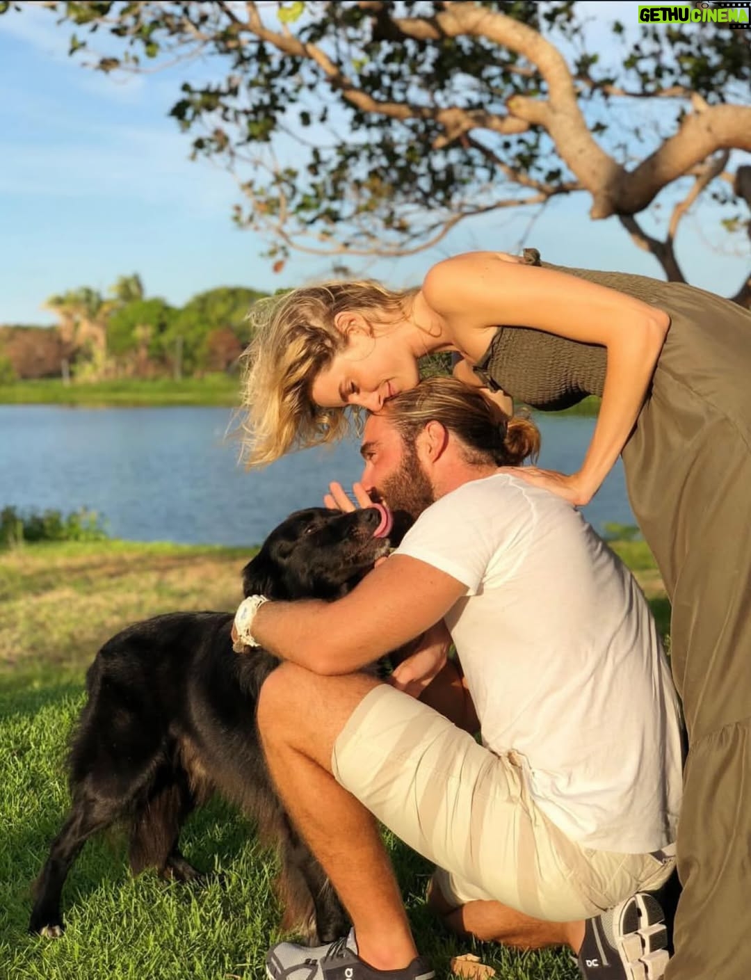 Dani Gondim - 10.7K Likes - Bom dia luz do dia ! Meu marido, parceirão de vida, todo dia é dia de celebrar sua existência. 
Um furacão de ideias e sonhos, você exala energia. 
Você faz meu mundo ter mais irreverência, ousadias e liberdades. 
“Meu marido faz o que quer” e é exatamente isso que torna cada atitude dele tão significativa.. sempre é verdade. 
É lindo te ver consolidar seus projetos e apresentá-los ao mundo(que sorte do mundo)..
Sua honestidade e comprometimento com os seus é inspiradora, meu bem. 
Eu te amo, te admiro e desejo do fundo do coração que a vida acolha toda sua potência. 
Feliz seu dia todo dia 🩵