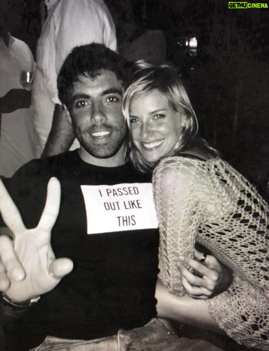 Dani Gondim - 10.7K Likes - Bom dia luz do dia ! Meu marido, parceirão de vida, todo dia é dia de celebrar sua existência. 
Um furacão de ideias e sonhos, você exala energia. 
Você faz meu mundo ter mais irreverência, ousadias e liberdades. 
“Meu marido faz o que quer” e é exatamente isso que torna cada atitude dele tão significativa.. sempre é verdade. 
É lindo te ver consolidar seus projetos e apresentá-los ao mundo(que sorte do mundo)..
Sua honestidade e comprometimento com os seus é inspiradora, meu bem. 
Eu te amo, te admiro e desejo do fundo do coração que a vida acolha toda sua potência. 
Feliz seu dia todo dia 🩵