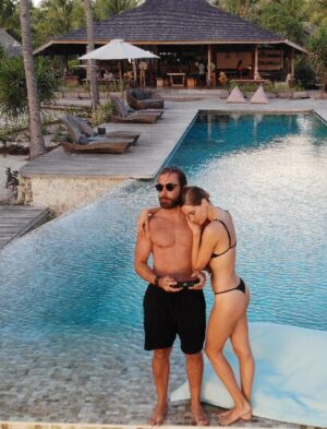 Dani Gondim Instagram - Bom dia luz do dia ! Meu marido, parceirão de vida, todo dia é dia de celebrar sua existência. 
Um furacão de ideias e sonhos, você exala energia. 
Você faz meu mundo ter mais irreverência, ousadias e liberdades. 
“Meu marido faz o que quer” e é exatamente isso que torna cada atitude dele tão significativa.. sempre é verdade. 
É lindo te ver consolidar seus projetos e apresentá-los ao mundo(que sorte do mundo)..
Sua honestidade e comprometimento com os seus é inspiradora, meu bem. 
Eu te amo, te admiro e desejo do fundo do coração que a vida acolha toda sua potência. 
Feliz seu dia todo dia 🩵