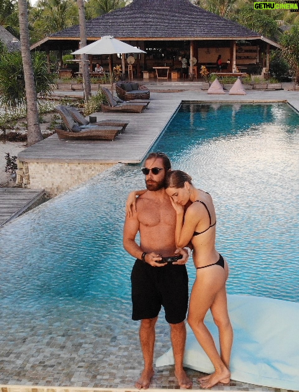 Dani Gondim - 10.7K Likes - Bom dia luz do dia ! Meu marido, parceirão de vida, todo dia é dia de celebrar sua existência. 
Um furacão de ideias e sonhos, você exala energia. 
Você faz meu mundo ter mais irreverência, ousadias e liberdades. 
“Meu marido faz o que quer” e é exatamente isso que torna cada atitude dele tão significativa.. sempre é verdade. 
É lindo te ver consolidar seus projetos e apresentá-los ao mundo(que sorte do mundo)..
Sua honestidade e comprometimento com os seus é inspiradora, meu bem. 
Eu te amo, te admiro e desejo do fundo do coração que a vida acolha toda sua potência. 
Feliz seu dia todo dia 🩵