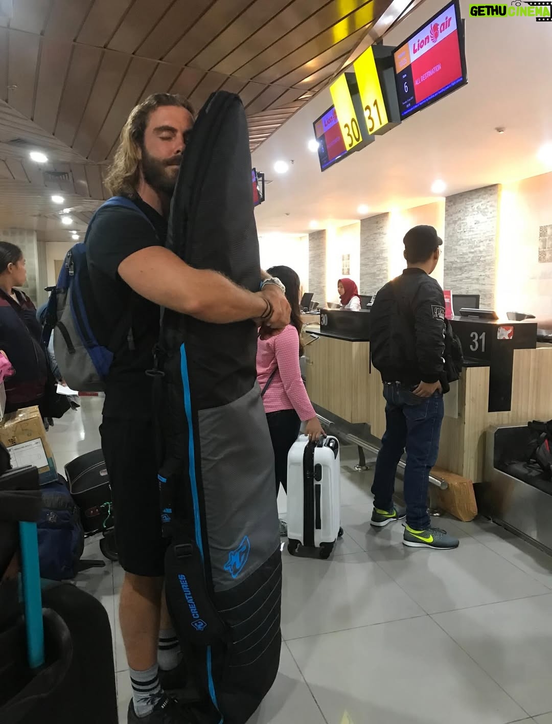 Dani Gondim - 10.7K Likes - Bom dia luz do dia ! Meu marido, parceirão de vida, todo dia é dia de celebrar sua existência. 
Um furacão de ideias e sonhos, você exala energia. 
Você faz meu mundo ter mais irreverência, ousadias e liberdades. 
“Meu marido faz o que quer” e é exatamente isso que torna cada atitude dele tão significativa.. sempre é verdade. 
É lindo te ver consolidar seus projetos e apresentá-los ao mundo(que sorte do mundo)..
Sua honestidade e comprometimento com os seus é inspiradora, meu bem. 
Eu te amo, te admiro e desejo do fundo do coração que a vida acolha toda sua potência. 
Feliz seu dia todo dia 🩵