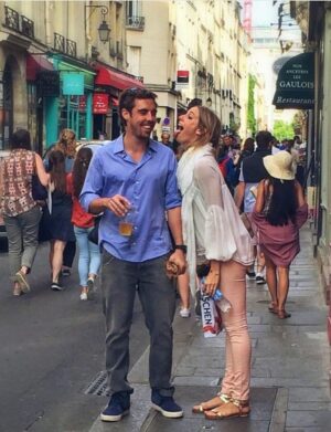 Dani Gondim Instagram - Bom dia luz do dia ! Meu marido, parceirão de vida, todo dia é dia de celebrar sua existência. 
Um furacão de ideias e sonhos, você exala energia. 
Você faz meu mundo ter mais irreverência, ousadias e liberdades. 
“Meu marido faz o que quer” e é exatamente isso que torna cada atitude dele tão significativa.. sempre é verdade. 
É lindo te ver consolidar seus projetos e apresentá-los ao mundo(que sorte do mundo)..
Sua honestidade e comprometimento com os seus é inspiradora, meu bem. 
Eu te amo, te admiro e desejo do fundo do coração que a vida acolha toda sua potência. 
Feliz seu dia todo dia 🩵