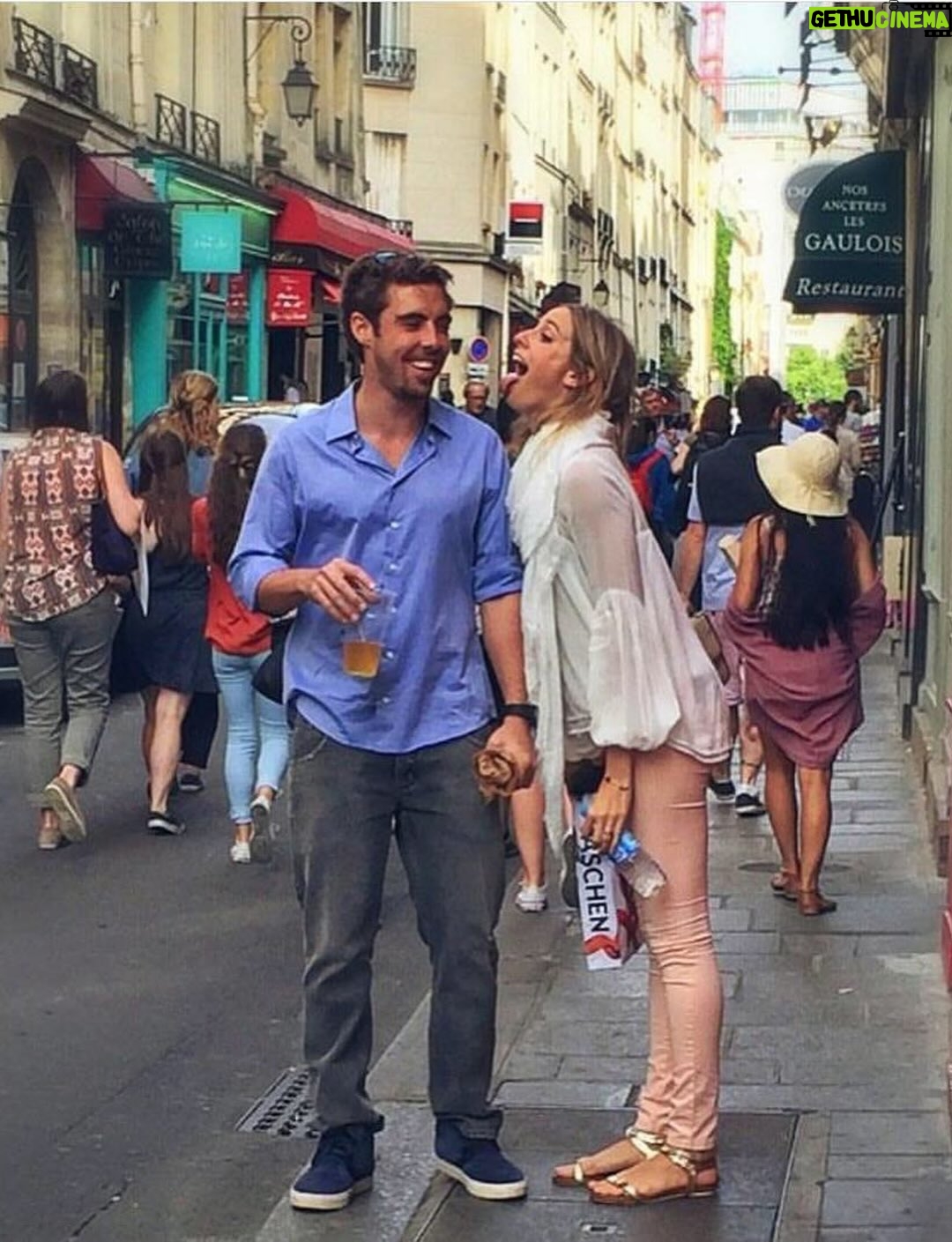 Dani Gondim - 10.7K Likes - Bom dia luz do dia ! Meu marido, parceirão de vida, todo dia é dia de celebrar sua existência. 
Um furacão de ideias e sonhos, você exala energia. 
Você faz meu mundo ter mais irreverência, ousadias e liberdades. 
“Meu marido faz o que quer” e é exatamente isso que torna cada atitude dele tão significativa.. sempre é verdade. 
É lindo te ver consolidar seus projetos e apresentá-los ao mundo(que sorte do mundo)..
Sua honestidade e comprometimento com os seus é inspiradora, meu bem. 
Eu te amo, te admiro e desejo do fundo do coração que a vida acolha toda sua potência. 
Feliz seu dia todo dia 🩵