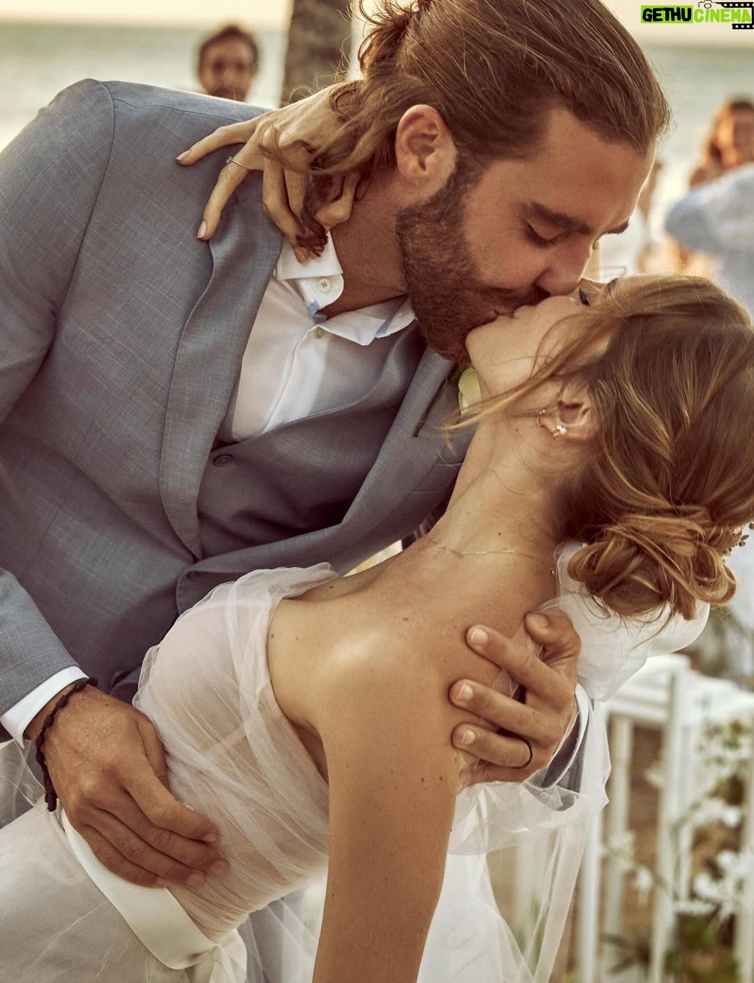 Dani Gondim - 10.7K Likes - Bom dia luz do dia ! Meu marido, parceirão de vida, todo dia é dia de celebrar sua existência. 
Um furacão de ideias e sonhos, você exala energia. 
Você faz meu mundo ter mais irreverência, ousadias e liberdades. 
“Meu marido faz o que quer” e é exatamente isso que torna cada atitude dele tão significativa.. sempre é verdade. 
É lindo te ver consolidar seus projetos e apresentá-los ao mundo(que sorte do mundo)..
Sua honestidade e comprometimento com os seus é inspiradora, meu bem. 
Eu te amo, te admiro e desejo do fundo do coração que a vida acolha toda sua potência. 
Feliz seu dia todo dia 🩵