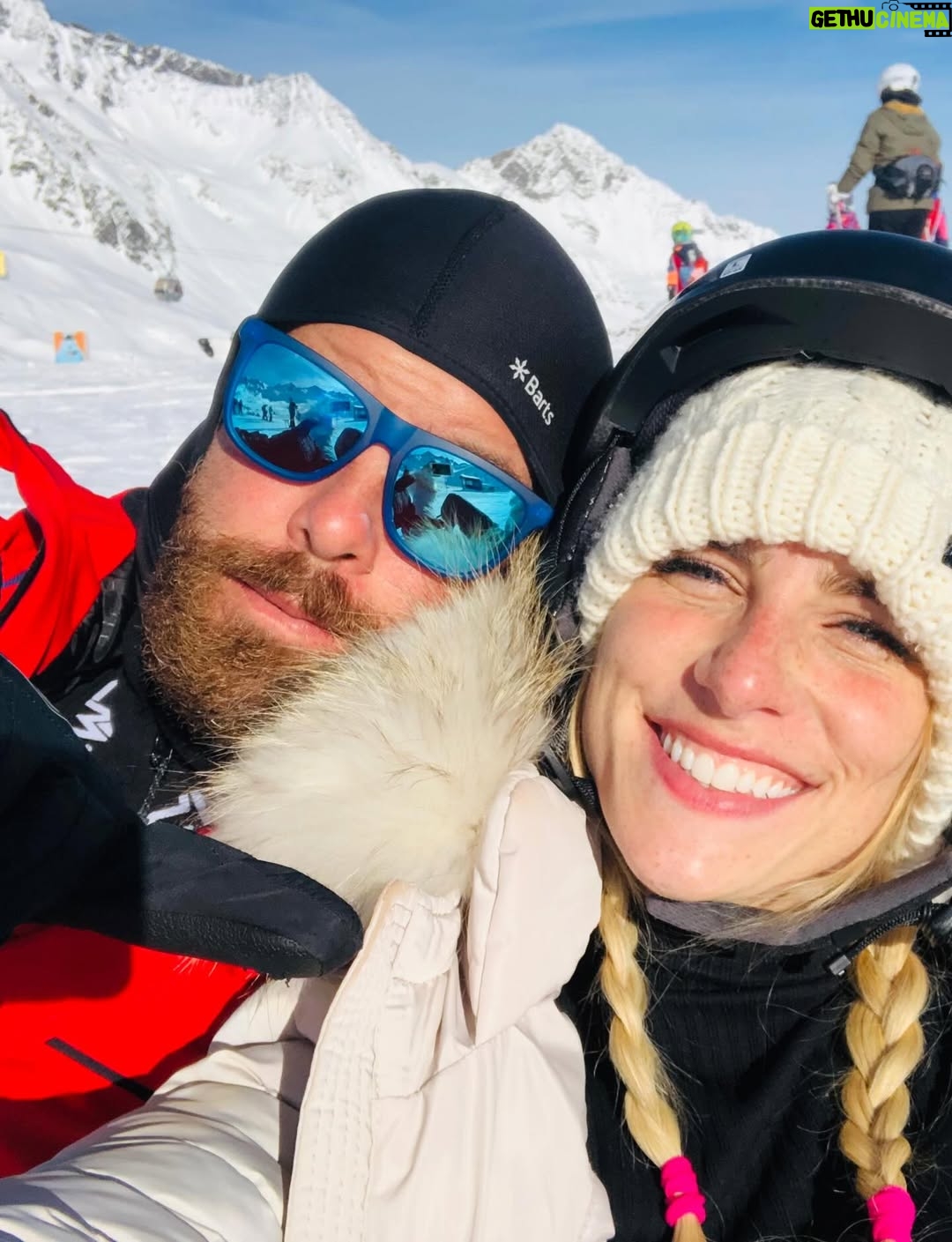 Dani Gondim - 10.7K Likes - Bom dia luz do dia ! Meu marido, parceirão de vida, todo dia é dia de celebrar sua existência. 
Um furacão de ideias e sonhos, você exala energia. 
Você faz meu mundo ter mais irreverência, ousadias e liberdades. 
“Meu marido faz o que quer” e é exatamente isso que torna cada atitude dele tão significativa.. sempre é verdade. 
É lindo te ver consolidar seus projetos e apresentá-los ao mundo(que sorte do mundo)..
Sua honestidade e comprometimento com os seus é inspiradora, meu bem. 
Eu te amo, te admiro e desejo do fundo do coração que a vida acolha toda sua potência. 
Feliz seu dia todo dia 🩵