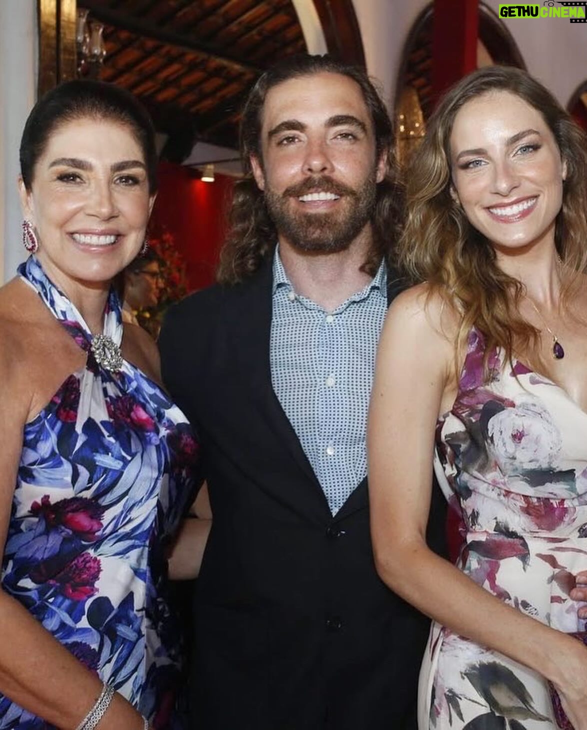 Dani Gondim - 10.7K Likes - Bom dia luz do dia ! Meu marido, parceirão de vida, todo dia é dia de celebrar sua existência. 
Um furacão de ideias e sonhos, você exala energia. 
Você faz meu mundo ter mais irreverência, ousadias e liberdades. 
“Meu marido faz o que quer” e é exatamente isso que torna cada atitude dele tão significativa.. sempre é verdade. 
É lindo te ver consolidar seus projetos e apresentá-los ao mundo(que sorte do mundo)..
Sua honestidade e comprometimento com os seus é inspiradora, meu bem. 
Eu te amo, te admiro e desejo do fundo do coração que a vida acolha toda sua potência. 
Feliz seu dia todo dia 🩵