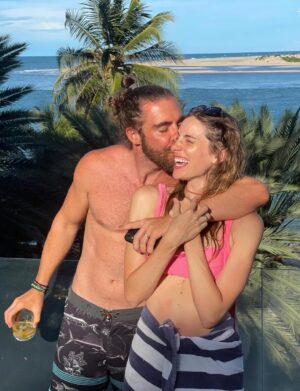 Dani Gondim Instagram - Bom dia luz do dia ! Meu marido, parceirão de vida, todo dia é dia de celebrar sua existência. 
Um furacão de ideias e sonhos, você exala energia. 
Você faz meu mundo ter mais irreverência, ousadias e liberdades. 
“Meu marido faz o que quer” e é exatamente isso que torna cada atitude dele tão significativa.. sempre é verdade. 
É lindo te ver consolidar seus projetos e apresentá-los ao mundo(que sorte do mundo)..
Sua honestidade e comprometimento com os seus é inspiradora, meu bem. 
Eu te amo, te admiro e desejo do fundo do coração que a vida acolha toda sua potência. 
Feliz seu dia todo dia 🩵