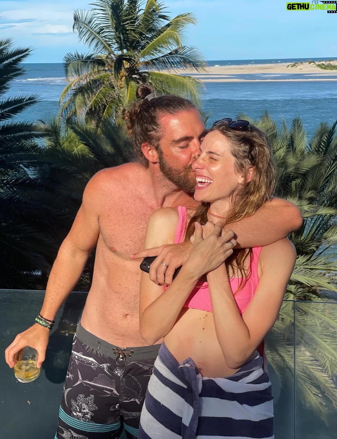 Dani Gondim - 10.7K Likes - Bom dia luz do dia ! Meu marido, parceirão de vida, todo dia é dia de celebrar sua existência. 
Um furacão de ideias e sonhos, você exala energia. 
Você faz meu mundo ter mais irreverência, ousadias e liberdades. 
“Meu marido faz o que quer” e é exatamente isso que torna cada atitude dele tão significativa.. sempre é verdade. 
É lindo te ver consolidar seus projetos e apresentá-los ao mundo(que sorte do mundo)..
Sua honestidade e comprometimento com os seus é inspiradora, meu bem. 
Eu te amo, te admiro e desejo do fundo do coração que a vida acolha toda sua potência. 
Feliz seu dia todo dia 🩵