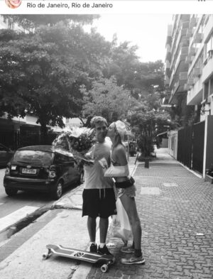 Dani Gondim Instagram - Bom dia luz do dia ! Meu marido, parceirão de vida, todo dia é dia de celebrar sua existência. 
Um furacão de ideias e sonhos, você exala energia. 
Você faz meu mundo ter mais irreverência, ousadias e liberdades. 
“Meu marido faz o que quer” e é exatamente isso que torna cada atitude dele tão significativa.. sempre é verdade. 
É lindo te ver consolidar seus projetos e apresentá-los ao mundo(que sorte do mundo)..
Sua honestidade e comprometimento com os seus é inspiradora, meu bem. 
Eu te amo, te admiro e desejo do fundo do coração que a vida acolha toda sua potência. 
Feliz seu dia todo dia 🩵