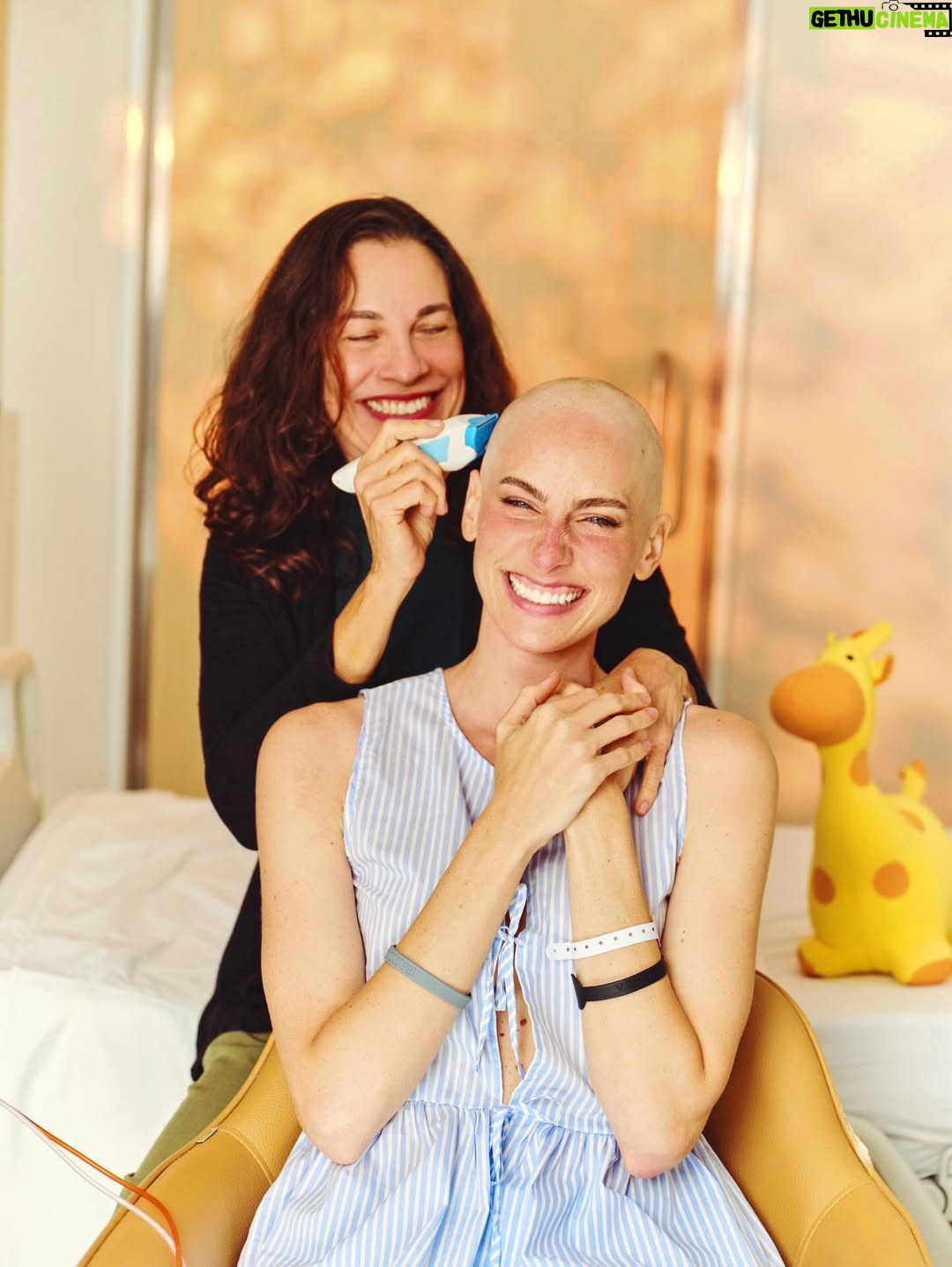 Dani Gondim - 42.2K Likes - 🩵 “Nós vamos sorrir, sorriam” porque “a vida presta”. 

Imagens Luís Morais