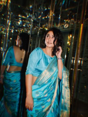Dania Enwer Instagram - It's just a Sari, not a conspiracy! 
Wearing what makes ME feel beautiful not what makes YOU comfortable

. 
. 
. 
#sari #mondaymood #november #november🍁 #