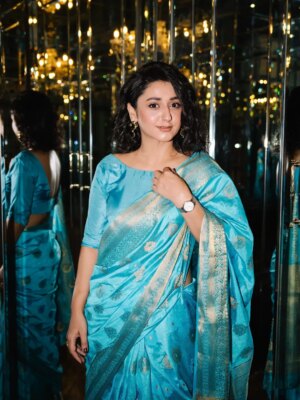 Dania Enwer Instagram - Classy with a side of Sassy 🩵
. 
. 
. 
. 
#daniaenwer #sari #sarı #sundaymood☀️