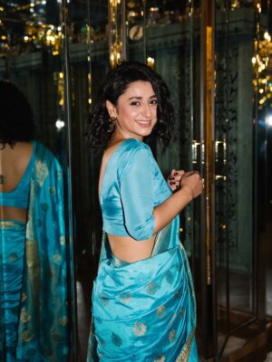 Dania Enwer Instagram - Classy with a side of Sassy 🩵
. 
. 
. 
. 
#daniaenwer #sari #sarı #sundaymood☀️