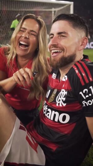 Daniela Boaventura Instagram - Não importa quantos títulos você já ganhou, no @flamengo é diferente! ❤️🖤🏆 #flamengo #campeão #brasileirao