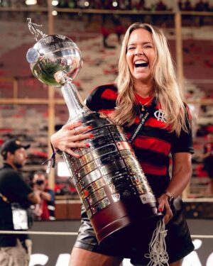 Daniela Boaventura Instagram - Porque eu to monotemática. Porque a foto do @adrianofontesfoto tá demais e pra avisar que já já a @flamengo TV vai subir no trioooooooooo! #libertadores #futebol #flamengo