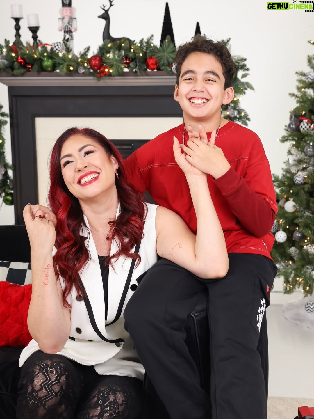 Daniela Droz - 4.8K Likes - Creo en el diseño de Dios para la familia…
pero también sé que la vida nos pasa, nos mueve y nos sorprende.
Aun así, Dios nos acompaña en cada etapa. ✨

Si hoy estás soltero o soltera,
criando solo o sola,
casad@, empezando de nuevo,
o tu familia son tus hijos, tus padres
o hasta tus perritos…

eso es familia,
porque es lo que Dios te ha confiado en esta temporada. ❤️

Hoy celebro a los míos
y abrazo tu realidad también.
Que esta Navidad sientas que tu hogar, tal y como es hoy, también es amado por Dios. 🎄✨

ALEGRÍA Y BOMBA EEHH!!

📸 Agradecemos al hermoso lente de @laurielizphotography en Puerto Rico , ya son 5 años de capturar hermosos recuerdos!! 

#navidad #amor #familia #Dios #PuertoRico #Orlando #florida