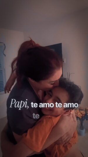 Daniela Droz Instagram - No sé cómo se llama este reto. Sé que en muchos países a esto le dicen “Upa”. En Puerto Rico, pues sencillamente le decimos carguete o cargar.

La verdad es que no recuerdo cuándo fue la última vez que cargué a mi bebé y lo tuve en mis brazos. Esta semana vi este video en las redes sociales y me impactó mucho. Tocó mi corazón porque, precisamente, en estos días pensaba en cuánto ha crecido mi hijo, ya que en dos semanas cumple 12 años… y parece que fue ayer.

Lo recuerdo como hoy: la primera vez que lo tuve en mi pecho y en mis brazos.

Mamá…yo sé que hay etapas muy fuertes donde todo es “mami” “mami” pero créanme q vuela y q no sé cómo voy a hacer cuando ya mi niño no dependa de mí.

Espero que lo disfruten y que les toque el corazón tanto como a mí. Recordé lo rápido que pasa el tiempo y le di gracias a Dios por todas las buenas decisiones que he tomado: las de darle prioridad a compartir con mi hijo y disfrutarme cada etapa con él…

Etapas que no regresan.

#mamá #hijos #reto #danieladroz #kennito