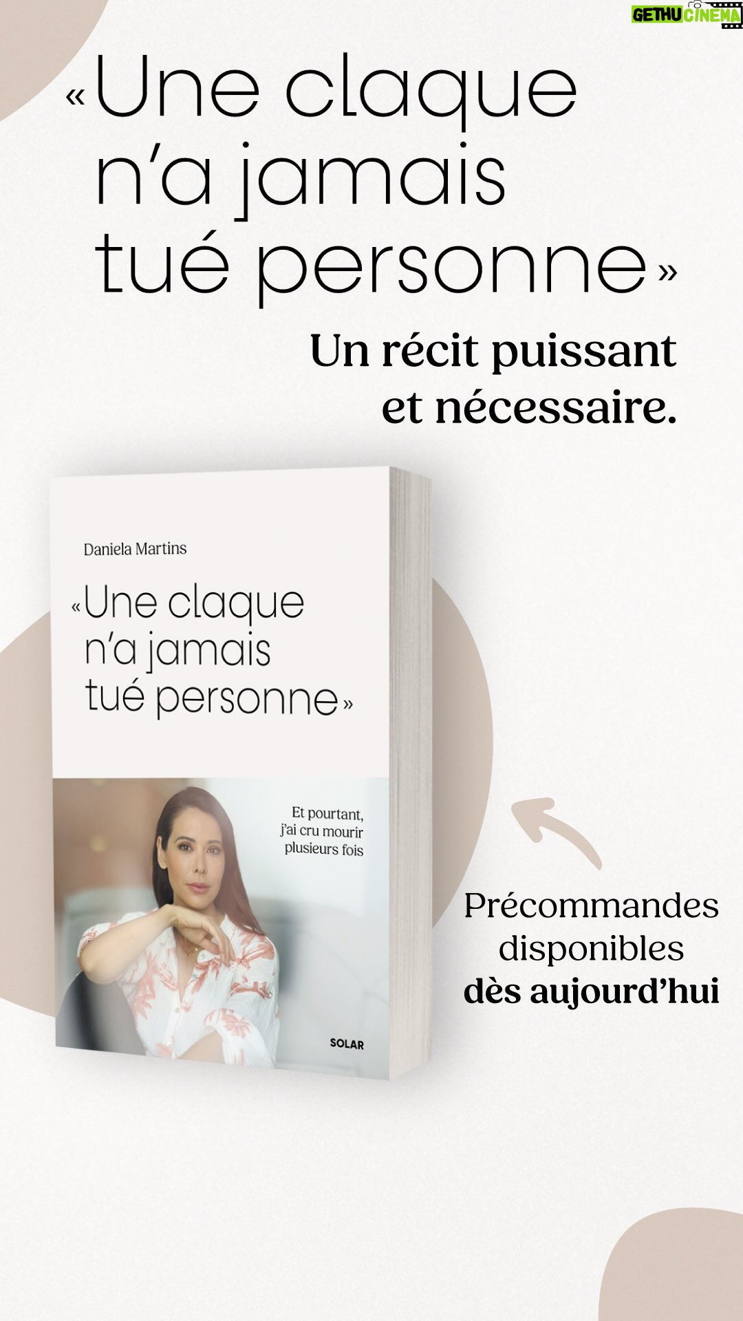 Daniela Martins - 46.2K Likes - Il m’a fallu beaucoup de temps avant de trouver le courage de partager cela. L’année d’écriture a été une réelle descente aux enfers. Regarder en arrière me bouleverse encore, mais aujourd’hui je sais qu’il y a un sens à mettre des mots.
J’écris pour celle ou celui qui a l’impression de se noyer, comme je l’ai ressenti.
Certains traumatismes marquent si profondément qu’ils changent tout : ta façon de voir le monde, les autres… et même toi-même.
Personne d’autre ne connaît toute ton histoire. Personne n’a porté ce que tu as porté.
Un jour, tu regarderas en arrière et tu réaliseras que tu as survécu à ce que tu croyais insurmontable.
Et que tu es encore là. Plus fort(e). 💛

« Une claque n’a jamais tué personne et pourtant j’ai cru mourir plusieurs fois » en pré-vente. Lien dans ma bio et dans mes stories.