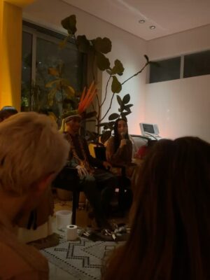 Daniela Palavecino Instagram - Este fin de noviembre estuvo lleno de agradecimiento, unión y celebraciones.
Una hermosa ceremonia pre-Thanksgiving con una tribu que compartió su sabiduría con nosotros, el cumpleaños de @deniss_rakovich y Thanksgiving.
Amo esta celebración porque es agradecer y compartir ❤️
Algunas fotos extras: Deniss encontró a su hermano perdido, un gato que se obsesionó con él 😻 y mucha azúcar… casi en coma de dulzura 🍩🎂🍰

Muy agradecida por mi familia, por las personas que tenemos cerca y por todo lo que está pasando 💫. Noviembre terminó con el corazón lleno (y yo también 🐷). Diciembre, pórtate bien… tuve demasiadas celebraciones en noviembre y tengo un hijo de tres años. No me queda batería 🫠
.

This end of November was filled with gratitude, connection, and celebrations.
A beautiful pre-Thanksgiving ceremony with a tribe who shared their wisdom with us, @deniss_rakovich’s birthday, and Thanksgiving.
I love this celebration because it’s all about gratitude and sharing ❤️
Some extra photos: Deniss found his long-lost brother, a cat got obsessed with him 😻 and way too much sugar… almost in a sweetness coma 🍩🎂🍰

So grateful for my family, for the people we have around us, and for everything that’s happening 💫.
November ended with a full heart (and so did I 🐷).
December, be good to me… I had way too many celebrations in November and I have a three-year-old. My battery is gone 🫠