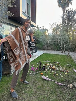 Daniela Palavecino Instagram - Este fin de noviembre estuvo lleno de agradecimiento, unión y celebraciones.
Una hermosa ceremonia pre-Thanksgiving con una tribu que compartió su sabiduría con nosotros, el cumpleaños de @deniss_rakovich y Thanksgiving.
Amo esta celebración porque es agradecer y compartir ❤️
Algunas fotos extras: Deniss encontró a su hermano perdido, un gato que se obsesionó con él 😻 y mucha azúcar… casi en coma de dulzura 🍩🎂🍰

Muy agradecida por mi familia, por las personas que tenemos cerca y por todo lo que está pasando 💫. Noviembre terminó con el corazón lleno (y yo también 🐷). Diciembre, pórtate bien… tuve demasiadas celebraciones en noviembre y tengo un hijo de tres años. No me queda batería 🫠
.

This end of November was filled with gratitude, connection, and celebrations.
A beautiful pre-Thanksgiving ceremony with a tribe who shared their wisdom with us, @deniss_rakovich’s birthday, and Thanksgiving.
I love this celebration because it’s all about gratitude and sharing ❤️
Some extra photos: Deniss found his long-lost brother, a cat got obsessed with him 😻 and way too much sugar… almost in a sweetness coma 🍩🎂🍰

So grateful for my family, for the people we have around us, and for everything that’s happening 💫.
November ended with a full heart (and so did I 🐷).
December, be good to me… I had way too many celebrations in November and I have a three-year-old. My battery is gone 🫠