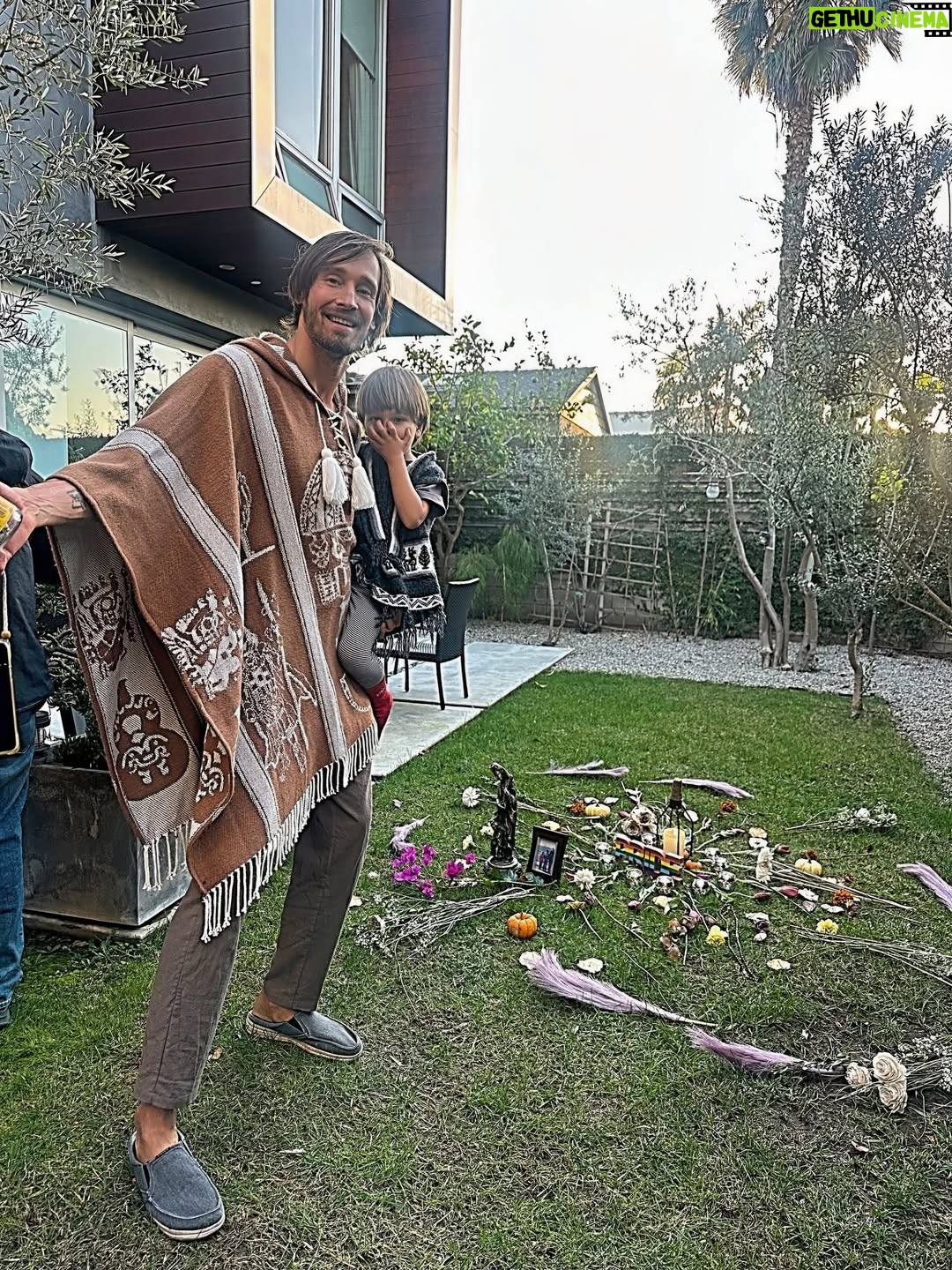 Daniela Palavecino - 3.1K Likes - Este fin de noviembre estuvo lleno de agradecimiento, unión y celebraciones.
Una hermosa ceremonia pre-Thanksgiving con una tribu que compartió su sabiduría con nosotros, el cumpleaños de @deniss_rakovich y Thanksgiving.
Amo esta celebración porque es agradecer y compartir ❤️
Algunas fotos extras: Deniss encontró a su hermano perdido, un gato que se obsesionó con él 😻 y mucha azúcar… casi en coma de dulzura 🍩🎂🍰

Muy agradecida por mi familia, por las personas que tenemos cerca y por todo lo que está pasando 💫. Noviembre terminó con el corazón lleno (y yo también 🐷). Diciembre, pórtate bien… tuve demasiadas celebraciones en noviembre y tengo un hijo de tres años. No me queda batería 🫠
.

This end of November was filled with gratitude, connection, and celebrations.
A beautiful pre-Thanksgiving ceremony with a tribe who shared their wisdom with us, @deniss_rakovich’s birthday, and Thanksgiving.
I love this celebration because it’s all about gratitude and sharing ❤️
Some extra photos: Deniss found his long-lost brother, a cat got obsessed with him 😻 and way too much sugar… almost in a sweetness coma 🍩🎂🍰

So grateful for my family, for the people we have around us, and for everything that’s happening 💫.
November ended with a full heart (and so did I 🐷).
December, be good to me… I had way too many celebrations in November and I have a three-year-old. My battery is gone 🫠