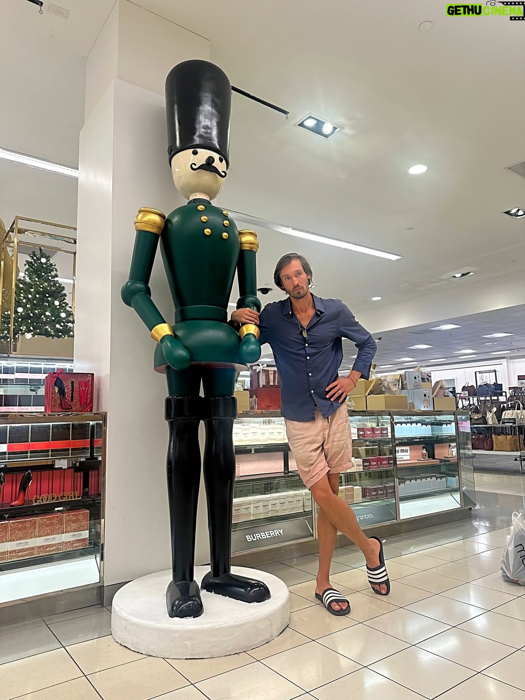 Daniela Palavecino - 3.1K Likes - Este fin de noviembre estuvo lleno de agradecimiento, unión y celebraciones.
Una hermosa ceremonia pre-Thanksgiving con una tribu que compartió su sabiduría con nosotros, el cumpleaños de @deniss_rakovich y Thanksgiving.
Amo esta celebración porque es agradecer y compartir ❤️
Algunas fotos extras: Deniss encontró a su hermano perdido, un gato que se obsesionó con él 😻 y mucha azúcar… casi en coma de dulzura 🍩🎂🍰

Muy agradecida por mi familia, por las personas que tenemos cerca y por todo lo que está pasando 💫. Noviembre terminó con el corazón lleno (y yo también 🐷). Diciembre, pórtate bien… tuve demasiadas celebraciones en noviembre y tengo un hijo de tres años. No me queda batería 🫠
.

This end of November was filled with gratitude, connection, and celebrations.
A beautiful pre-Thanksgiving ceremony with a tribe who shared their wisdom with us, @deniss_rakovich’s birthday, and Thanksgiving.
I love this celebration because it’s all about gratitude and sharing ❤️
Some extra photos: Deniss found his long-lost brother, a cat got obsessed with him 😻 and way too much sugar… almost in a sweetness coma 🍩🎂🍰

So grateful for my family, for the people we have around us, and for everything that’s happening 💫.
November ended with a full heart (and so did I 🐷).
December, be good to me… I had way too many celebrations in November and I have a three-year-old. My battery is gone 🫠
