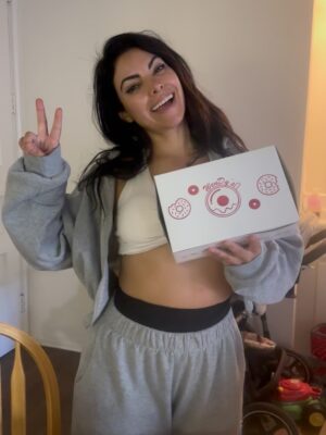 Daniela Palavecino Instagram - Este fin de noviembre estuvo lleno de agradecimiento, unión y celebraciones.
Una hermosa ceremonia pre-Thanksgiving con una tribu que compartió su sabiduría con nosotros, el cumpleaños de @deniss_rakovich y Thanksgiving.
Amo esta celebración porque es agradecer y compartir ❤️
Algunas fotos extras: Deniss encontró a su hermano perdido, un gato que se obsesionó con él 😻 y mucha azúcar… casi en coma de dulzura 🍩🎂🍰

Muy agradecida por mi familia, por las personas que tenemos cerca y por todo lo que está pasando 💫. Noviembre terminó con el corazón lleno (y yo también 🐷). Diciembre, pórtate bien… tuve demasiadas celebraciones en noviembre y tengo un hijo de tres años. No me queda batería 🫠
.

This end of November was filled with gratitude, connection, and celebrations.
A beautiful pre-Thanksgiving ceremony with a tribe who shared their wisdom with us, @deniss_rakovich’s birthday, and Thanksgiving.
I love this celebration because it’s all about gratitude and sharing ❤️
Some extra photos: Deniss found his long-lost brother, a cat got obsessed with him 😻 and way too much sugar… almost in a sweetness coma 🍩🎂🍰

So grateful for my family, for the people we have around us, and for everything that’s happening 💫.
November ended with a full heart (and so did I 🐷).
December, be good to me… I had way too many celebrations in November and I have a three-year-old. My battery is gone 🫠