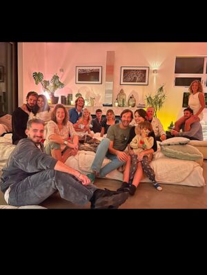 Daniela Palavecino Instagram - Este fin de noviembre estuvo lleno de agradecimiento, unión y celebraciones.
Una hermosa ceremonia pre-Thanksgiving con una tribu que compartió su sabiduría con nosotros, el cumpleaños de @deniss_rakovich y Thanksgiving.
Amo esta celebración porque es agradecer y compartir ❤️
Algunas fotos extras: Deniss encontró a su hermano perdido, un gato que se obsesionó con él 😻 y mucha azúcar… casi en coma de dulzura 🍩🎂🍰

Muy agradecida por mi familia, por las personas que tenemos cerca y por todo lo que está pasando 💫. Noviembre terminó con el corazón lleno (y yo también 🐷). Diciembre, pórtate bien… tuve demasiadas celebraciones en noviembre y tengo un hijo de tres años. No me queda batería 🫠
.

This end of November was filled with gratitude, connection, and celebrations.
A beautiful pre-Thanksgiving ceremony with a tribe who shared their wisdom with us, @deniss_rakovich’s birthday, and Thanksgiving.
I love this celebration because it’s all about gratitude and sharing ❤️
Some extra photos: Deniss found his long-lost brother, a cat got obsessed with him 😻 and way too much sugar… almost in a sweetness coma 🍩🎂🍰

So grateful for my family, for the people we have around us, and for everything that’s happening 💫.
November ended with a full heart (and so did I 🐷).
December, be good to me… I had way too many celebrations in November and I have a three-year-old. My battery is gone 🫠