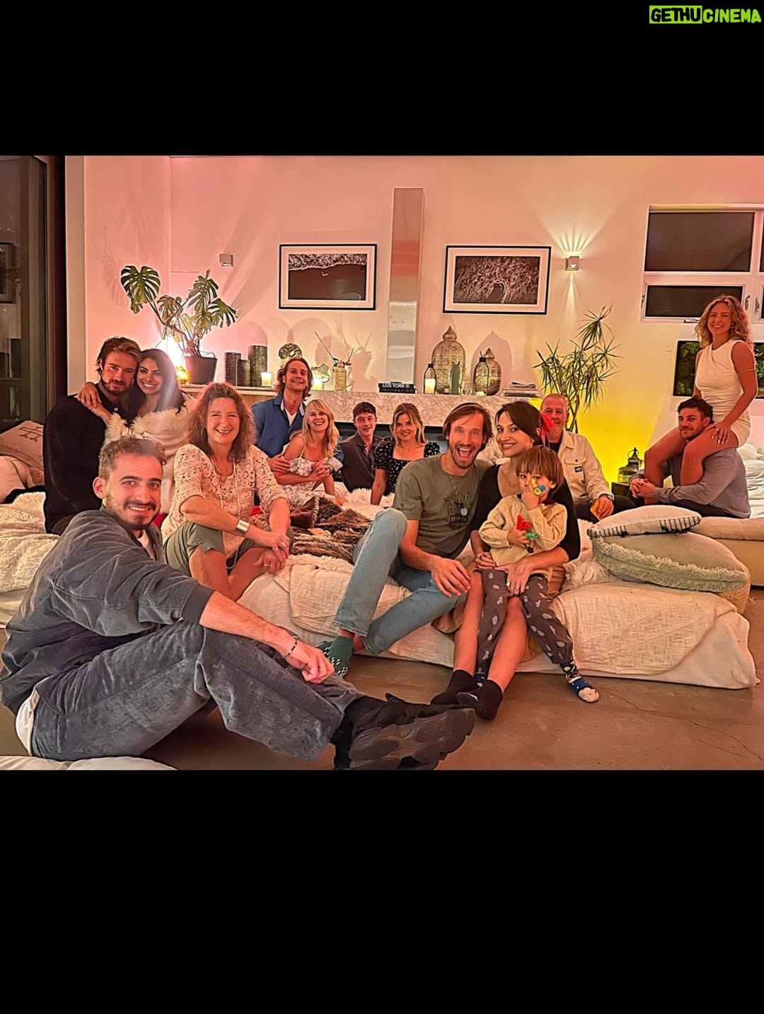 Daniela Palavecino - 3.1K Likes - Este fin de noviembre estuvo lleno de agradecimiento, unión y celebraciones.
Una hermosa ceremonia pre-Thanksgiving con una tribu que compartió su sabiduría con nosotros, el cumpleaños de @deniss_rakovich y Thanksgiving.
Amo esta celebración porque es agradecer y compartir ❤️
Algunas fotos extras: Deniss encontró a su hermano perdido, un gato que se obsesionó con él 😻 y mucha azúcar… casi en coma de dulzura 🍩🎂🍰

Muy agradecida por mi familia, por las personas que tenemos cerca y por todo lo que está pasando 💫. Noviembre terminó con el corazón lleno (y yo también 🐷). Diciembre, pórtate bien… tuve demasiadas celebraciones en noviembre y tengo un hijo de tres años. No me queda batería 🫠
.

This end of November was filled with gratitude, connection, and celebrations.
A beautiful pre-Thanksgiving ceremony with a tribe who shared their wisdom with us, @deniss_rakovich’s birthday, and Thanksgiving.
I love this celebration because it’s all about gratitude and sharing ❤️
Some extra photos: Deniss found his long-lost brother, a cat got obsessed with him 😻 and way too much sugar… almost in a sweetness coma 🍩🎂🍰

So grateful for my family, for the people we have around us, and for everything that’s happening 💫.
November ended with a full heart (and so did I 🐷).
December, be good to me… I had way too many celebrations in November and I have a three-year-old. My battery is gone 🫠