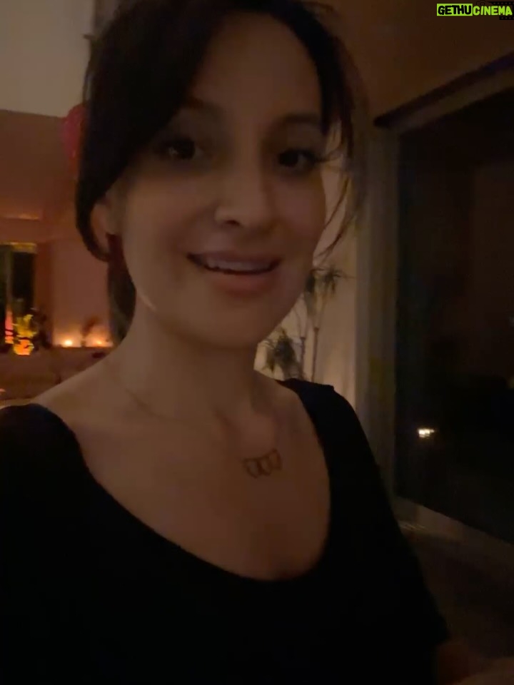 Daniela Palavecino - 3.1K Likes - Este fin de noviembre estuvo lleno de agradecimiento, unión y celebraciones.
Una hermosa ceremonia pre-Thanksgiving con una tribu que compartió su sabiduría con nosotros, el cumpleaños de @deniss_rakovich y Thanksgiving.
Amo esta celebración porque es agradecer y compartir ❤️
Algunas fotos extras: Deniss encontró a su hermano perdido, un gato que se obsesionó con él 😻 y mucha azúcar… casi en coma de dulzura 🍩🎂🍰

Muy agradecida por mi familia, por las personas que tenemos cerca y por todo lo que está pasando 💫. Noviembre terminó con el corazón lleno (y yo también 🐷). Diciembre, pórtate bien… tuve demasiadas celebraciones en noviembre y tengo un hijo de tres años. No me queda batería 🫠
.

This end of November was filled with gratitude, connection, and celebrations.
A beautiful pre-Thanksgiving ceremony with a tribe who shared their wisdom with us, @deniss_rakovich’s birthday, and Thanksgiving.
I love this celebration because it’s all about gratitude and sharing ❤️
Some extra photos: Deniss found his long-lost brother, a cat got obsessed with him 😻 and way too much sugar… almost in a sweetness coma 🍩🎂🍰

So grateful for my family, for the people we have around us, and for everything that’s happening 💫.
November ended with a full heart (and so did I 🐷).
December, be good to me… I had way too many celebrations in November and I have a three-year-old. My battery is gone 🫠