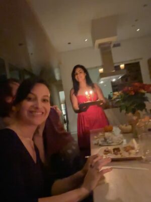 Daniela Palavecino Instagram - Este fin de noviembre estuvo lleno de agradecimiento, unión y celebraciones.
Una hermosa ceremonia pre-Thanksgiving con una tribu que compartió su sabiduría con nosotros, el cumpleaños de @deniss_rakovich y Thanksgiving.
Amo esta celebración porque es agradecer y compartir ❤️
Algunas fotos extras: Deniss encontró a su hermano perdido, un gato que se obsesionó con él 😻 y mucha azúcar… casi en coma de dulzura 🍩🎂🍰

Muy agradecida por mi familia, por las personas que tenemos cerca y por todo lo que está pasando 💫. Noviembre terminó con el corazón lleno (y yo también 🐷). Diciembre, pórtate bien… tuve demasiadas celebraciones en noviembre y tengo un hijo de tres años. No me queda batería 🫠
.

This end of November was filled with gratitude, connection, and celebrations.
A beautiful pre-Thanksgiving ceremony with a tribe who shared their wisdom with us, @deniss_rakovich’s birthday, and Thanksgiving.
I love this celebration because it’s all about gratitude and sharing ❤️
Some extra photos: Deniss found his long-lost brother, a cat got obsessed with him 😻 and way too much sugar… almost in a sweetness coma 🍩🎂🍰

So grateful for my family, for the people we have around us, and for everything that’s happening 💫.
November ended with a full heart (and so did I 🐷).
December, be good to me… I had way too many celebrations in November and I have a three-year-old. My battery is gone 🫠