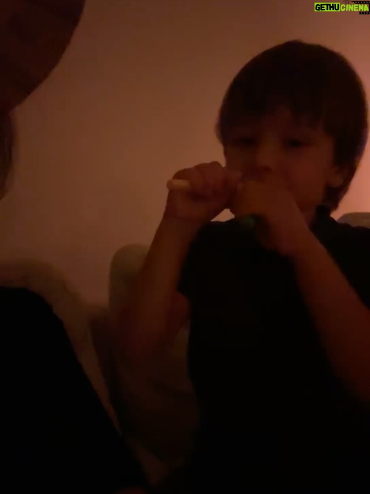 Daniela Palavecino - 3.1K Likes - Este fin de noviembre estuvo lleno de agradecimiento, unión y celebraciones.
Una hermosa ceremonia pre-Thanksgiving con una tribu que compartió su sabiduría con nosotros, el cumpleaños de @deniss_rakovich y Thanksgiving.
Amo esta celebración porque es agradecer y compartir ❤️
Algunas fotos extras: Deniss encontró a su hermano perdido, un gato que se obsesionó con él 😻 y mucha azúcar… casi en coma de dulzura 🍩🎂🍰

Muy agradecida por mi familia, por las personas que tenemos cerca y por todo lo que está pasando 💫. Noviembre terminó con el corazón lleno (y yo también 🐷). Diciembre, pórtate bien… tuve demasiadas celebraciones en noviembre y tengo un hijo de tres años. No me queda batería 🫠
.

This end of November was filled with gratitude, connection, and celebrations.
A beautiful pre-Thanksgiving ceremony with a tribe who shared their wisdom with us, @deniss_rakovich’s birthday, and Thanksgiving.
I love this celebration because it’s all about gratitude and sharing ❤️
Some extra photos: Deniss found his long-lost brother, a cat got obsessed with him 😻 and way too much sugar… almost in a sweetness coma 🍩🎂🍰

So grateful for my family, for the people we have around us, and for everything that’s happening 💫.
November ended with a full heart (and so did I 🐷).
December, be good to me… I had way too many celebrations in November and I have a three-year-old. My battery is gone 🫠