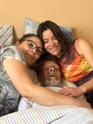 Daniela Ramírez Instagram - Mi abuelo Manuel hoy me canto esta canción y yo lo escuché con lágrimas y besos ❤️〰️