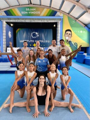 Daniele Hypólito Instagram - Alegria em receber visitas tão especiais no @instituto_hypolito! 💙 Idealizado pelo @diegohypolito 💙💙💙
A presença de @adonadelma, @guilhermevilar e @letiiiciatavares tornou nosso dia ainda mais inspirador.
Obrigada por prestigiarem nosso trabalho, conhecerem de perto a nossa rotina e compartilharem esse momento lindo com nossas atletas. 🤸🏻♀️✨