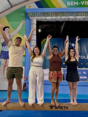 Daniele Hypólito Instagram - Alegria em receber visitas tão especiais no @instituto_hypolito! 💙 Idealizado pelo @diegohypolito 💙💙💙
A presença de @adonadelma, @guilhermevilar e @letiiiciatavares tornou nosso dia ainda mais inspirador.
Obrigada por prestigiarem nosso trabalho, conhecerem de perto a nossa rotina e compartilharem esse momento lindo com nossas atletas. 🤸🏻♀️✨