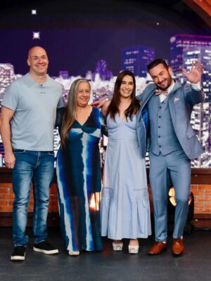 Daniele Hypólito Instagram - Hoje, às 00h30, teremos a honra de participar do @sbtthenoite (SBT) ao lado do @danilogentili, em um momento especial com nossa família, @genimatiashypolito, @diegohypolito e @edson_hypolito. ✨💙
Será uma noite repleta de histórias, emoções e boas lembranças. Não percam!