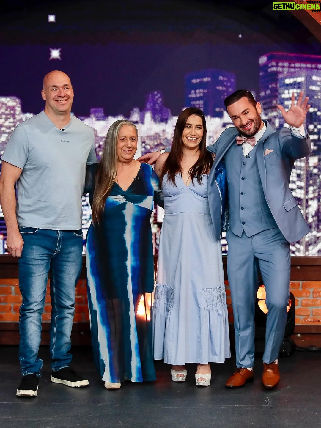 Daniele Hypólito - 2.8K Likes - Hoje, às 00h30, teremos a honra de participar do @sbtthenoite (SBT) ao lado do @danilogentili, em um momento especial com nossa família, @genimatiashypolito, @diegohypolito e @edson_hypolito. ✨💙

Será uma noite repleta de histórias, emoções e boas lembranças. Não percam!