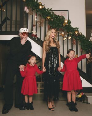 Danielle Arciniegas Instagram - LLEGO LA NAVIDAD❤️QUE? es hoy? ES REAL HOY ES NAVIDAD? Hoy queremos desearles a todos una noche en familia, una noche llena de paz, dejemos huella en nuestros niños, abracemos a los abuelos, y digámosle saber a nuestros padres y hermanos lo mucho que los amamos. A las personas que hoy pasan la navidad solas, las abrazamos desde la distancia.  POR SI MAÑANA NO ESTOY. Los invitamos a escucharla en familia, cierren los ojos y congelen ese momento❤️ LOS AMAMOS❣️