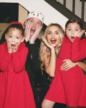 Danielle Arciniegas Instagram - LLEGO LA NAVIDAD❤️QUE? es hoy? ES REAL HOY ES NAVIDAD? Hoy queremos desearles a todos una noche en familia, una noche llena de paz, dejemos huella en nuestros niños, abracemos a los abuelos, y digámosle saber a nuestros padres y hermanos lo mucho que los amamos. A las personas que hoy pasan la navidad solas, las abrazamos desde la distancia.  POR SI MAÑANA NO ESTOY. Los invitamos a escucharla en familia, cierren los ojos y congelen ese momento❤️ LOS AMAMOS❣️
