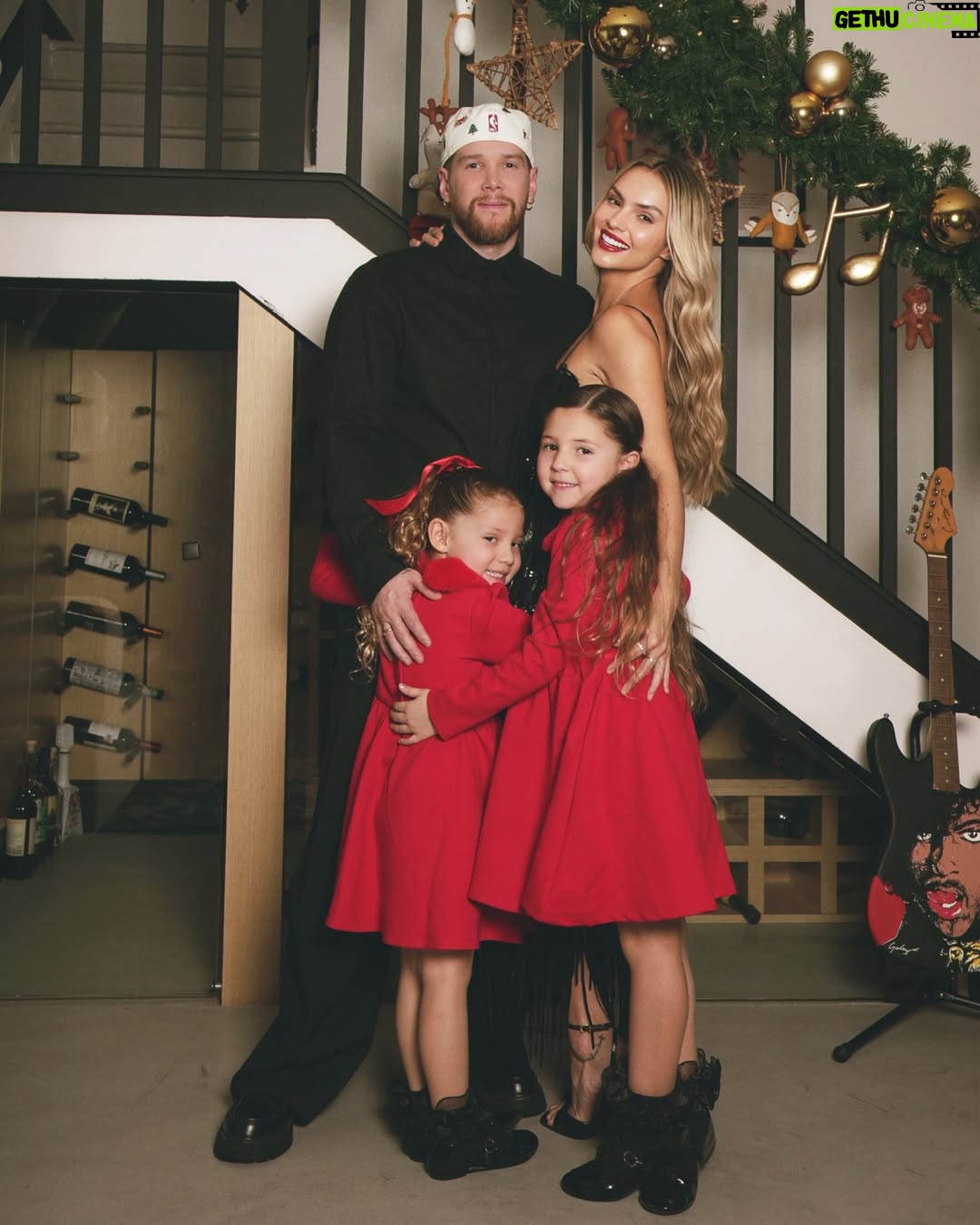 Danielle Arciniegas - 37.4K Likes - LLEGO LA NAVIDAD❤️QUE? es hoy? ES REAL HOY ES NAVIDAD? Hoy queremos desearles a todos una noche en familia, una noche llena de paz, dejemos huella en nuestros niños, abracemos a los abuelos, y digámosle saber a nuestros padres y hermanos lo mucho que los amamos. A las personas que hoy pasan la navidad solas, las abrazamos desde la distancia.  POR SI MAÑANA NO ESTOY. Los invitamos a escucharla en familia, cierren los ojos y congelen ese momento❤️ LOS AMAMOS❣️