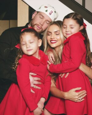 Danielle Arciniegas Instagram - LLEGO LA NAVIDAD❤️QUE? es hoy? ES REAL HOY ES NAVIDAD? Hoy queremos desearles a todos una noche en familia, una noche llena de paz, dejemos huella en nuestros niños, abracemos a los abuelos, y digámosle saber a nuestros padres y hermanos lo mucho que los amamos. A las personas que hoy pasan la navidad solas, las abrazamos desde la distancia.  POR SI MAÑANA NO ESTOY. Los invitamos a escucharla en familia, cierren los ojos y congelen ese momento❤️ LOS AMAMOS❣️