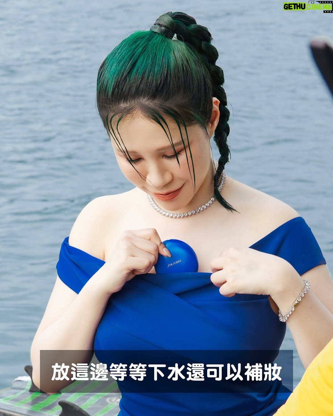 Danny Beeech - 80.1K Likes - 這不是AI，41歲中年婦女親自上陣的!(因為給朋友看大家都以為AI)

之前一堆人傳一位國外女網紅在快艇衝浪上面幹一堆事情的影片給我，說很適合我，我就來復刻了! 全台美妝網紅界唯一哈哈哈哈哈哈哈!(範圍鎖超緊)就是想跟阿湯哥致敬！！！！
 
我人生興趣中有兩個跟海有關，一個是潛水一個是快艇衝浪，但我是一個又很想要白皙皮膚的人，巴不得自己冷白皮屍體白哈哈哈哈哈哈哈，只能走全方位零死角防曬!好煩為何我的興趣不是室內打羽毛球嗚嗚嗚~

我入海選的防曬跟陸地思路完全不同，第一：肯定要海洋友善!! 海很脆弱!!!
大家不要覺得環境議題離我們很遠，我國際新聞報三年講過很多次，環境被破壞不是你我有責任而已，也是你我都倒楣，因為東西會漲價通膨! 或是我們終究身體會受害(除非永生不吃海鮮)海洋被破壞到最後也是害自己~
 
第二：防水度要非比尋常的防!!
因為其實海水不只是水，還含有很多礦物質、油脂和其他有的沒有的東西，所以一般日常流汗可以用的防水防曬，到海上水邊很快會溶解卸妝，上岸就是無法當女團白！不是因為它不防水，是海跟河中含有很多有的沒有的東西，酸鹼值鹽分值跟汗水也都完全不一樣 

今天下水拍片，臉跟身體用的是我私下的戶外防曬摯愛新豔陽夏系列全新改版上面兩者優點都有!!! 
 
夏天玩水靠資生堂這個藍色的防曬系列就對了 ! 全系列防曬都是海洋友善喔!!! 是以永續為出發點 嗚嗚嗚好棒~包裝還採用植物性塑料~

這罐叫做小藍胖，真的不是普通的日常陸地防曬，非常非常適合各種時髦水上運動，因為獨家三重防禦修護科技，讓我在乘風破浪時還能當個白淨中年婦女! 
 
很多人防曬不防曬都非常摳阿巴的使用，這樣根本有擦等於沒擦，我照片有示範用量，一定要大面積的上！
哈哈哈哈，總之全新升級海洋友善又更防曬防水防海跟河中的各種壞咪呀，絕對要試試看這新升級系列，跟一般防水防曬有差！

回家可以用沐浴油或卸妝水沾濕洗臉巾卸除喔，其實也不會很麻煩，阿你要玩水要不曬黑只能這樣!! 你亂擦防曬就是直接黑八度。
 
我的臉還多上了這系列的防曬超抗汗粉餅，這也是海洋友善的請放心，一定很多人到海邊也是想要帶妝拍美照或跟曖昧對象調情，這款就有夠適合!! 拜託不要亂化妝下海，很傷海，基本上也會掉光啦，一般底妝沒辦法應付海洋的。
 
這款粉餅是完全為水上運動而生，非常防水抗汗又高遮瑕(多一層防護讓皮膚不要被曬到)，去到海底起來基本上也沒什麼掉，你多瘋狂玩水也是可以美美的哈哈哈哈哈哈! 
 
這系列有多扯，我用2000萬馬力的船快艇衝浪時速大概有時速30公里的水啊浪的打在臉上都沒掉!!!!! 我下海會用這主因倒不是美觀，是一種更遮掩臉部確保我不曬黑，也還真的沒曬黑~粉體也不會因為碰到水結塊，三種色號選擇，讓你夏天不管出國還是國內玩水下海都能依舊很美~~~我看影片花絮也有露出，中年婦女真的是狂仆街去水裡，各種摔之後底妝還是超服貼，真的超抗汗防水！
 
有準備3位可以獲得「新豔陽夏防曬系列」防曬露乙罐，讓你夏天去水裡依舊女團白的上岸，留言按讚，隨你聊天~
 
#新豔陽夏防曬系列 #資生堂國際櫃