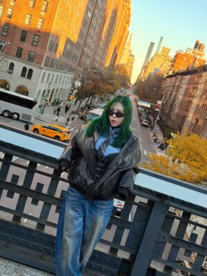Danny Beeech Instagram - 我人在美國，飛去紐約跟綜口味合體啦！

我在美國的前兩週機乎完全閉關在家讀書，養精蓄銳，休養生息，沙發地瓜，誰知道第一天紐約就把我兩週儲備的電量花完哈哈哈哈哈哈哈，因為他們是行程魔人，第一天行軍就讓我再度很想買小孩子球鞋後面有輪子的那雙

不過紐約是不管來幾次都能很有感動的城市，為此還把Jay Z Empire state of mind 副歌練好，只是紀斯豪不知道這是哪首歌，害我在路邊唱了那句New york~~~~~~一秒後閉嘴，因為太土太丟臉，超怕被紐約ker 翻白眼！

照片沒有賴桑是因為合照的修圖他沒過關😅我們不敢放哈哈哈哈哈哈，剛好我妹琵琶出差，所以順便加入～ 

鞋子通過紐約行軍測試 @annsgirls  我的聯名🦵

#newyork