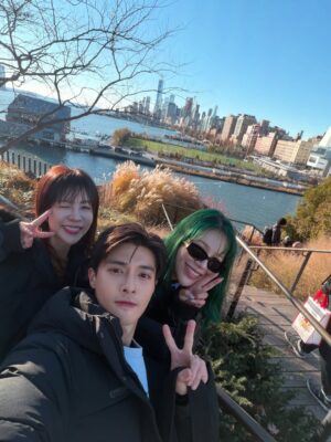 Danny Beeech Instagram - 我人在美國，飛去紐約跟綜口味合體啦！

我在美國的前兩週機乎完全閉關在家讀書，養精蓄銳，休養生息，沙發地瓜，誰知道第一天紐約就把我兩週儲備的電量花完哈哈哈哈哈哈哈，因為他們是行程魔人，第一天行軍就讓我再度很想買小孩子球鞋後面有輪子的那雙

不過紐約是不管來幾次都能很有感動的城市，為此還把Jay Z Empire state of mind 副歌練好，只是紀斯豪不知道這是哪首歌，害我在路邊唱了那句New york~~~~~~一秒後閉嘴，因為太土太丟臉，超怕被紐約ker 翻白眼！

照片沒有賴桑是因為合照的修圖他沒過關😅我們不敢放哈哈哈哈哈哈，剛好我妹琵琶出差，所以順便加入～ 

鞋子通過紐約行軍測試 @annsgirls  我的聯名🦵

#newyork