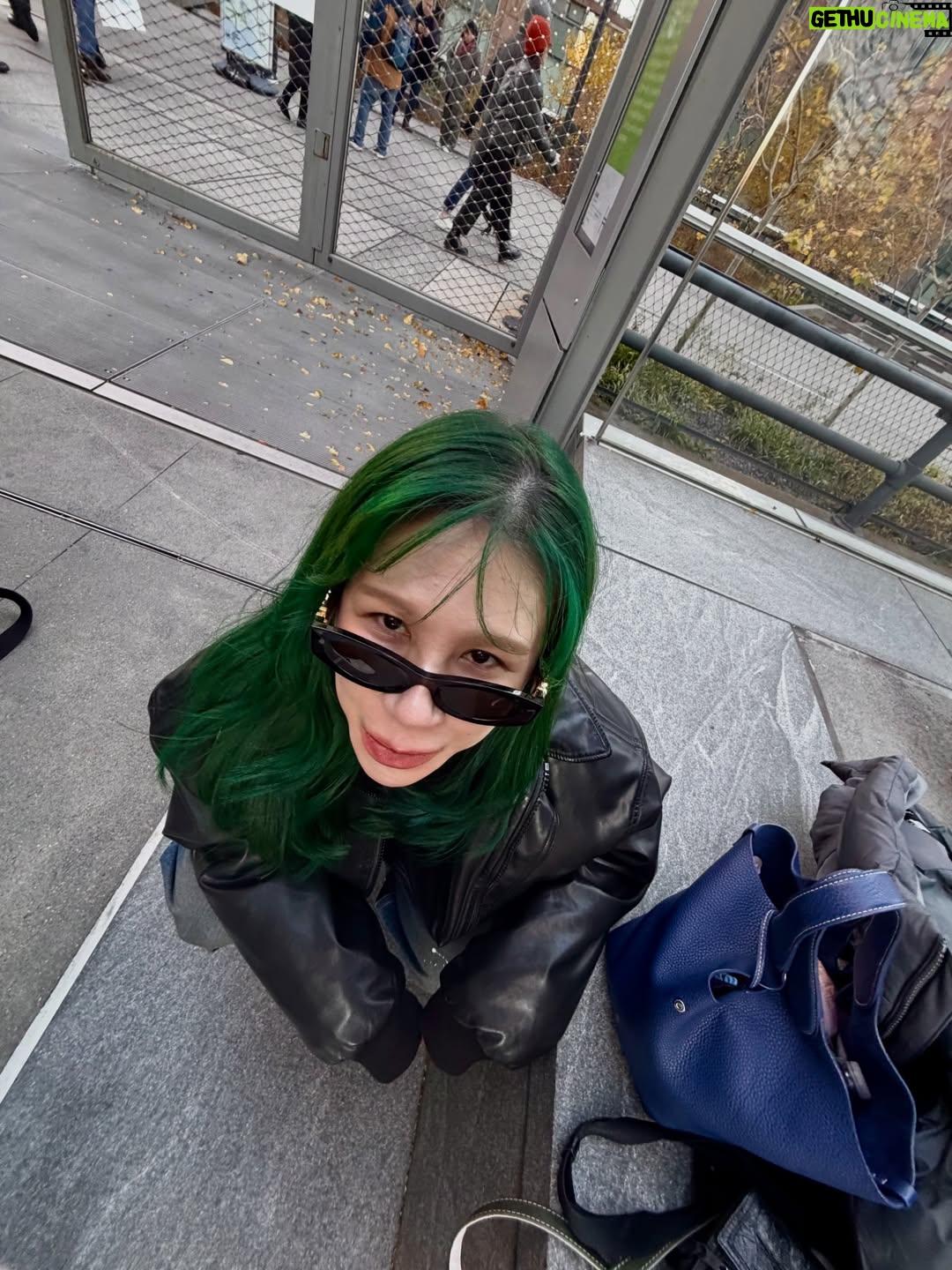 Danny Beeech - 16.7K Likes - 我人在美國，飛去紐約跟綜口味合體啦！

我在美國的前兩週機乎完全閉關在家讀書，養精蓄銳，休養生息，沙發地瓜，誰知道第一天紐約就把我兩週儲備的電量花完哈哈哈哈哈哈哈，因為他們是行程魔人，第一天行軍就讓我再度很想買小孩子球鞋後面有輪子的那雙

不過紐約是不管來幾次都能很有感動的城市，為此還把Jay Z Empire state of mind 副歌練好，只是紀斯豪不知道這是哪首歌，害我在路邊唱了那句New york~~~~~~一秒後閉嘴，因為太土太丟臉，超怕被紐約ker 翻白眼！

照片沒有賴桑是因為合照的修圖他沒過關😅我們不敢放哈哈哈哈哈哈，剛好我妹琵琶出差，所以順便加入～ 

鞋子通過紐約行軍測試 @annsgirls  我的聯名🦵

#newyork