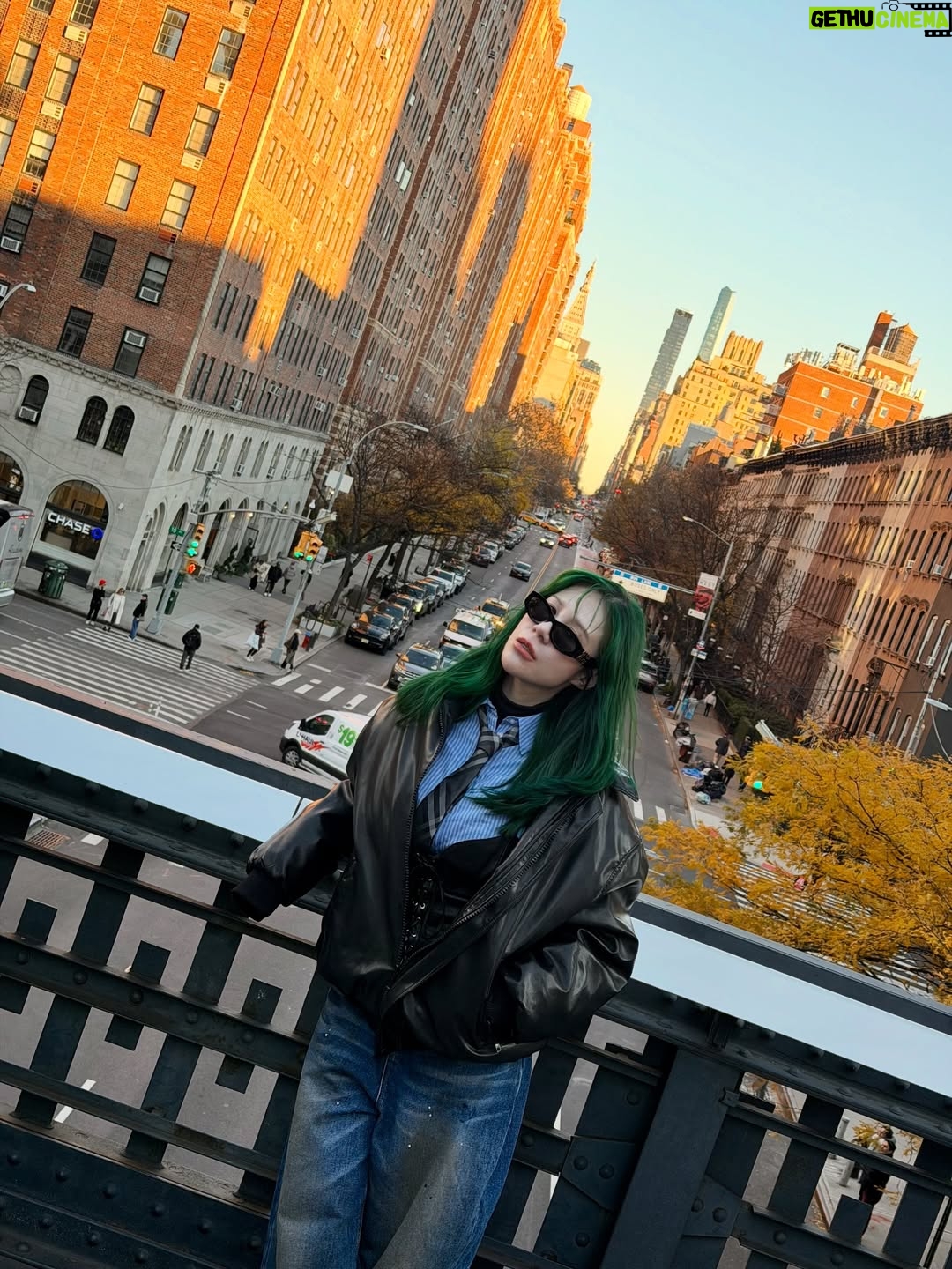Danny Beeech - 16.7K Likes - 我人在美國，飛去紐約跟綜口味合體啦！

我在美國的前兩週機乎完全閉關在家讀書，養精蓄銳，休養生息，沙發地瓜，誰知道第一天紐約就把我兩週儲備的電量花完哈哈哈哈哈哈哈，因為他們是行程魔人，第一天行軍就讓我再度很想買小孩子球鞋後面有輪子的那雙

不過紐約是不管來幾次都能很有感動的城市，為此還把Jay Z Empire state of mind 副歌練好，只是紀斯豪不知道這是哪首歌，害我在路邊唱了那句New york~~~~~~一秒後閉嘴，因為太土太丟臉，超怕被紐約ker 翻白眼！

照片沒有賴桑是因為合照的修圖他沒過關😅我們不敢放哈哈哈哈哈哈，剛好我妹琵琶出差，所以順便加入～ 

鞋子通過紐約行軍測試 @annsgirls  我的聯名🦵

#newyork