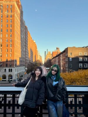 Danny Beeech Instagram - 我人在美國，飛去紐約跟綜口味合體啦！

我在美國的前兩週機乎完全閉關在家讀書，養精蓄銳，休養生息，沙發地瓜，誰知道第一天紐約就把我兩週儲備的電量花完哈哈哈哈哈哈哈，因為他們是行程魔人，第一天行軍就讓我再度很想買小孩子球鞋後面有輪子的那雙

不過紐約是不管來幾次都能很有感動的城市，為此還把Jay Z Empire state of mind 副歌練好，只是紀斯豪不知道這是哪首歌，害我在路邊唱了那句New york~~~~~~一秒後閉嘴，因為太土太丟臉，超怕被紐約ker 翻白眼！

照片沒有賴桑是因為合照的修圖他沒過關😅我們不敢放哈哈哈哈哈哈，剛好我妹琵琶出差，所以順便加入～ 

鞋子通過紐約行軍測試 @annsgirls  我的聯名🦵

#newyork
