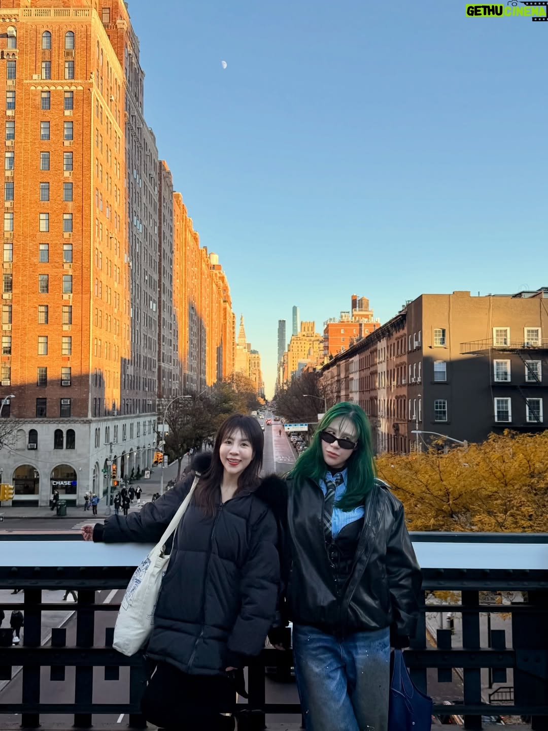 Danny Beeech - 16.7K Likes - 我人在美國，飛去紐約跟綜口味合體啦！

我在美國的前兩週機乎完全閉關在家讀書，養精蓄銳，休養生息，沙發地瓜，誰知道第一天紐約就把我兩週儲備的電量花完哈哈哈哈哈哈哈，因為他們是行程魔人，第一天行軍就讓我再度很想買小孩子球鞋後面有輪子的那雙

不過紐約是不管來幾次都能很有感動的城市，為此還把Jay Z Empire state of mind 副歌練好，只是紀斯豪不知道這是哪首歌，害我在路邊唱了那句New york~~~~~~一秒後閉嘴，因為太土太丟臉，超怕被紐約ker 翻白眼！

照片沒有賴桑是因為合照的修圖他沒過關😅我們不敢放哈哈哈哈哈哈，剛好我妹琵琶出差，所以順便加入～ 

鞋子通過紐約行軍測試 @annsgirls  我的聯名🦵

#newyork