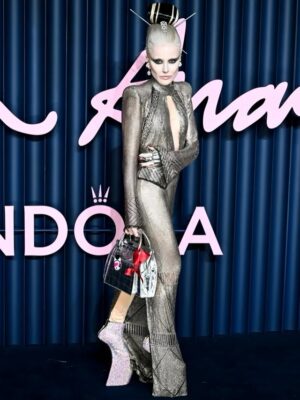 Daphne Guinness Instagram - Last night! ⚡️ #BritishFashionAwards 
Congratulations to all the winners, my winner was my beautiful friend @anniesibiza @anniedoble ❤️✨💫💋💥
@bfa @britishfashioncouncil 🤍✨